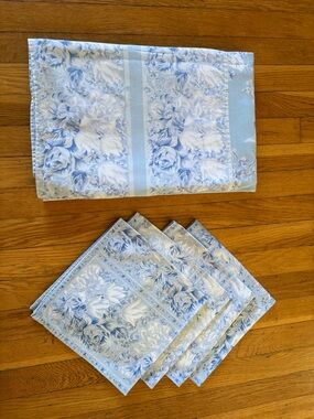 Williams Sonoma Blue/White Floral Border Cotton Tablecloth W/ 4 Napkins 70x90